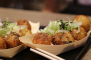ベジタリアンでも食べられる！ビーガンたこ焼きの作りかた「もっとビーガンレシピお願いします！」「卵の代わりに大根を」海外の反応