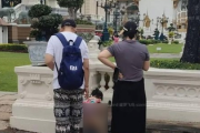 タイ王宮で娘に小便させた旅行客、コレのせいで一瞬で中国人だとバレる　王室を侮辱すれば懲役15年「家族が重刑を受ける可能性」