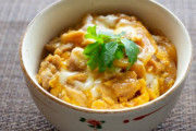 嫁が親子丼に大量の大きく切ったネギとか入れる？なんで？毎日コンビニ飯でいいわマジで拷問だし食材が可哀そうで涙が出る