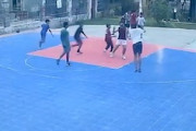 【動画】バスケットボールのゴールが倒れて20歳の若者が重傷を負った事故。