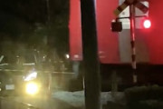 【福岡】車高短？踏切内で腹を打った車に電車が衝突してしまう事故が撮影される。