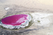 【画像】砂漠の中に突如あらわれたピンク色の湖
