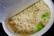 【悲報】カップやきそばにお湯を入れて20分放置してしまったんだが・・・