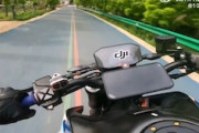 【動画】飛ばしすぎて急カーブに気付くのが遅れたバイク乗り、川へ転落してしまう。