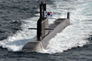 【韓国海軍初】　独自開発３千トン級潜水艦「島山安昌浩」が就役 実戦配備は来年８月予定