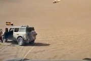 【動画】砂丘で大回転したオフロード車の中の人が亡くなった事故。