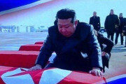 金正恩総書記が涙？ロシア派遣兵士のひつぎ見つめる写真公開か…北朝鮮公演で！