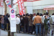 【悲報】月曜に　パチ屋に並ふ　阿呆ども