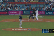 大谷翔平、牽制で誘い出されるもタッチを上手く避けて一塁生還