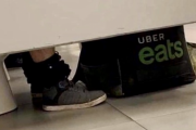 【画像】ウーバーイーツ、ヤバい画像が盗撮されてしまう・・・・・