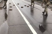 海外「道路に置かれた地雷を足で蹴って撤去するウクライナ兵達www」