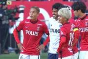 【小ネタ】FC東京レアンドロ、浦和FKの場面でなぜか浦和側に笑顔で混ざる