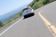 【宮崎】それはやめて。急カーブの先のど真ん中に停車して風景を楽しむ中年夫婦が迷惑。