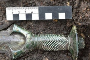 【画像】ドイツで3000年以上前の剣が発見される！伝説の武器？ただ古い昔の物と感じさせない美しさ、ロマン溢れるわ！！