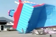 【動画】中国で巨大インフレータブル遊具が風に飛ばされ4人が負傷。