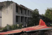インド機墜落　241人死亡、1人生存　激突の食堂には100人の学生