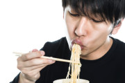 【悲報】Z世代、口の筋力が無さすぎて麺をすすれなくなる😭