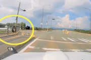 【動画】岩手で空飛ぶタイヤ。走行中のジムニーからタイヤが外れて飛んでいってしまう車載。