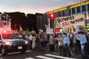 【東京五輪】＜開会式が異様ムード＞静寂をかき消す反対派の怒号「中止しろ！」「君が代」を歌っている間もデモ隊はお構いナシ