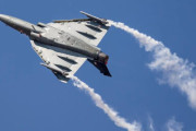 インドの国産戦闘機「LCA テジャス」の完全作戦能力機が初飛行を実施！