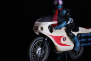 【悲報】最近の仮面ライダー、バイクに乗らない…