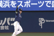 DeNA佐野恵太、7回裏に勝ち越し打を放ち二塁上で吼える！