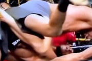 MMAの奇妙なフェアプレイ。相手を助けてからボコるファイターの動画が人気に。