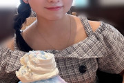 【画像】JKが食ってるかき氷、デカすぎる