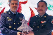 「J-20戦闘機をイランに輸出か？」中国武官の模型贈呈に広がる憶測…輸出なら中東の空戦バランス激変！