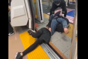 【悲報】日本さん、電車で倒れている女性を駅員以外誰も助けない国になってしまう・・・「セクハラとか言われたらたまったもんじゃない」「冤罪被害が知れ渡った結果」