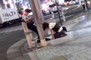 【闇画像】上野駅前で彼女が彼氏に土下座させられてるんだが