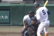 【悲報】県立岐阜商業の打者、当たりに行ってしまう