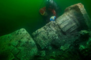 古代エジプトの失われた都市「ヘラクレイオン」の神殿の石柱や財宝が地中海で発見される