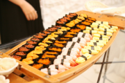 出席した結婚式が豪華な寿司ビュッフェだったんだけど、積み上げられたお皿がガラガラガッシャーン！と粉々に…