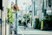 【不気味】通学路の脇にババアがつっ立って…これはヤバい…
