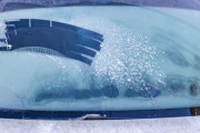 車のフロントガラスが凍ってたらどうしてる？