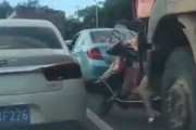 女性の乗るバイクがトラックの死角に入ってしまい轢かれるも生還