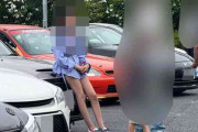 「これはさすがにきもい」　大黒PAで外国人女性が愛車に座って…“異常事態”のマナー違反に批判殺到