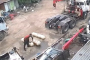 ガスボンベロケットの破壊力。タイでロケットのように飛んだガスボンベが住宅を貫通する瞬間が撮影される。