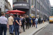【飲食】丸亀製麺、ロンドン進出…行列100人超、かけうどん1杯約600円と破格の安さ