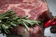 霜降り和牛、人間の食べ物じゃないと日本人が気付き始める