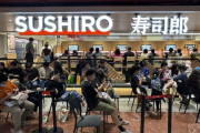 中国北京のスシロー、5時間待ちの大行列　日中関係が悪化しても大人気で整理券を売る「ダフ屋」も横行