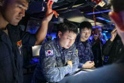 海自2等海尉と韓国海軍中尉が米海軍駆逐艦に乗船し戦闘情報センターを見学！