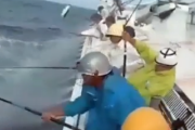 気持ち良いほどの釣れっぷり。釣って釣って釣りまくる大漁船。海外の反応