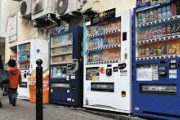 【驚愕】自動販売機大国ニッポンに異変 なぜ25年間で170万台も消えたのか「置くだけでもうかる」は過去の話 中東情勢の悪化も原因に