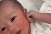 「お腹の中でお化粧していた？」「美人さん」生後1時間の生まれたて赤ちゃんに反響の声
