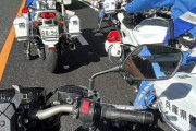 【悲報】バイク乗りさん、白バイに囲まれる
