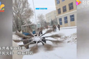 【動画】まだ現役だった！中国式「ホウキ回転清掃車」が除雪のために出動～！w