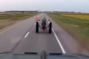 【動画】これは酷い。車道のトラクターにノーブレーキで突っ込んでしまう車載。