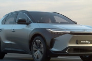 トヨタ初の量産EV、国内は当面販売せず